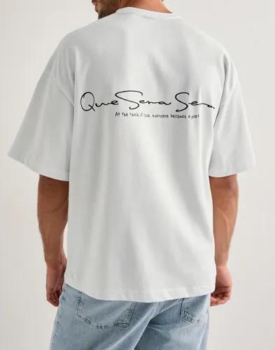 Que Sera Sera Boxy Signature Tee T-shirts med tryck Vit 