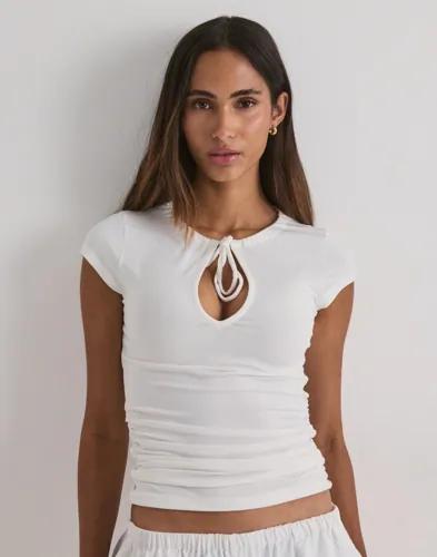 Nelly - Vit - Soft Keyhole Tie Tee 