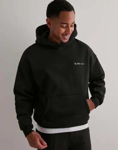 Que Sera Sera Cozy Signature Hoodie Hoodies Svart 