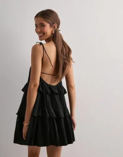 Nelly - Svart - Volume Flounce Dress 