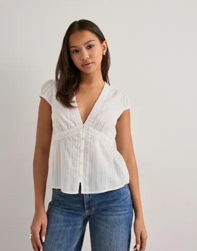Nelly - Vit - Striped Lace Detail Blouse 