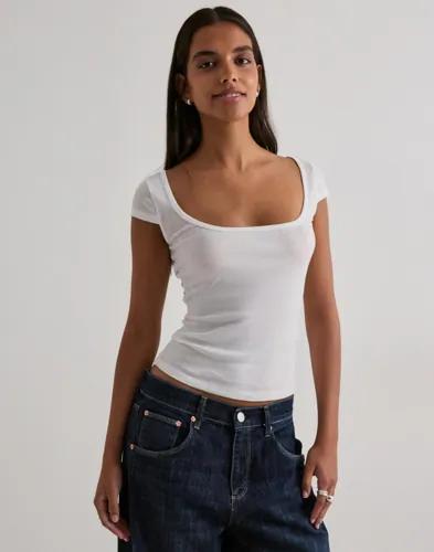 Nelly - Vit - Perfect Basic Short Sleeve Top 