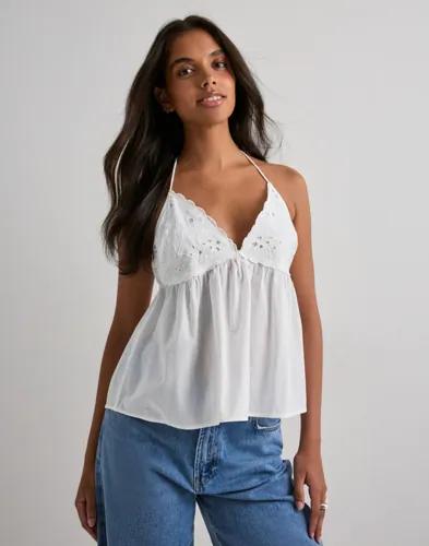 Nelly - Vit - Embroidered Upper Top 