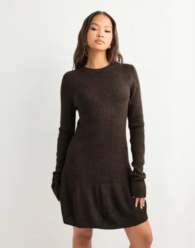 Only - Brun - Onltessie Ls Rib Flared Dress at Kn 