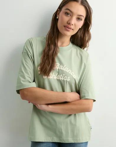 New Balance - Grön - Linear Heritage Oversized T-Shirt 