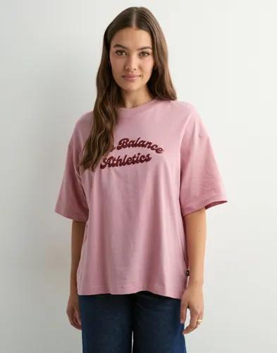 New Balance - Rosa - Linear Heritage Oversized T-Shirt 