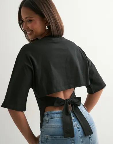 Nelly - Svart - Open Back Tie Tee 
