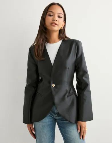 Malina - Svart - Nori Fitted Heavy Satin blazer 