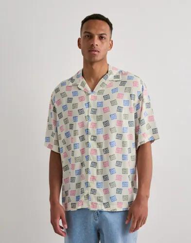 Selected Men Slhrlxhotel Amour Stamps Aop Ss Shi Kortärmade skjortor Multi/Mönstrad 
