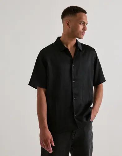 Les Deux Hector Plissé Ss Shirt Kortärmade skjortor Svart 